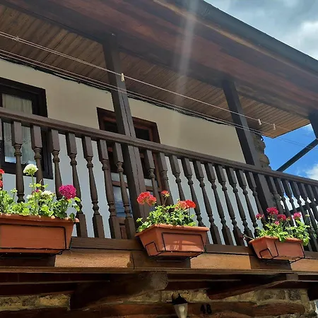 Casona Asturiana La Llosa 펜션